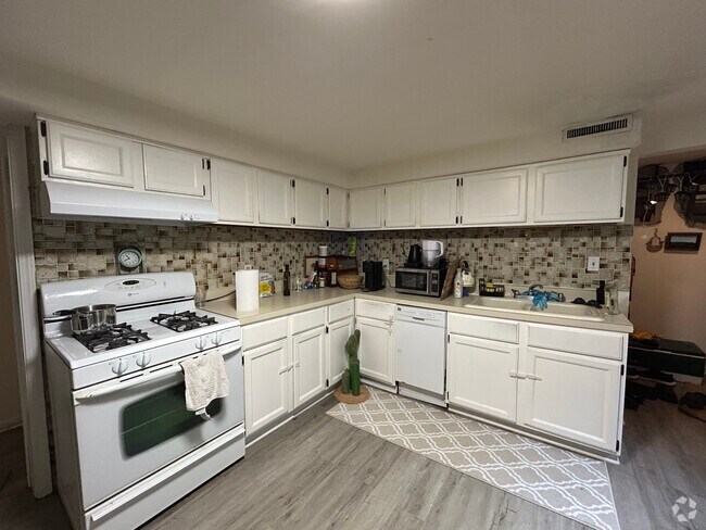 Building Photo - 3144 N Southport Ave Rental