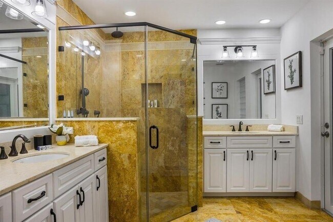 Photo - 1419 NE 57th St