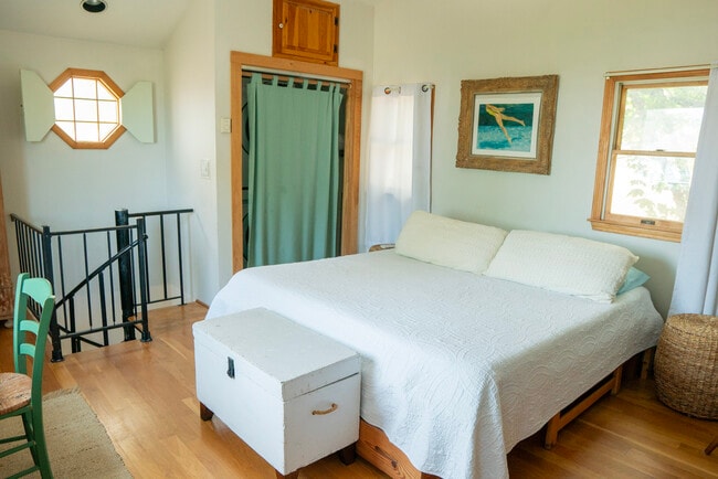 Bedroom - King Sized Bed - 1 White Way
