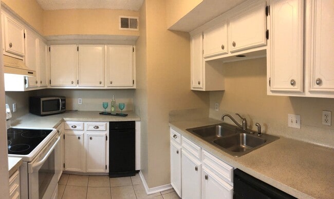 Building Photo - 2 Bedroom Located off Brightside in Sharlo on LSU Bus Route! Great fenced yard with Patio