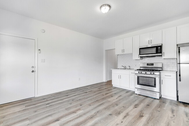 Building Photo - 701 W 48th St Unit 701 Rental