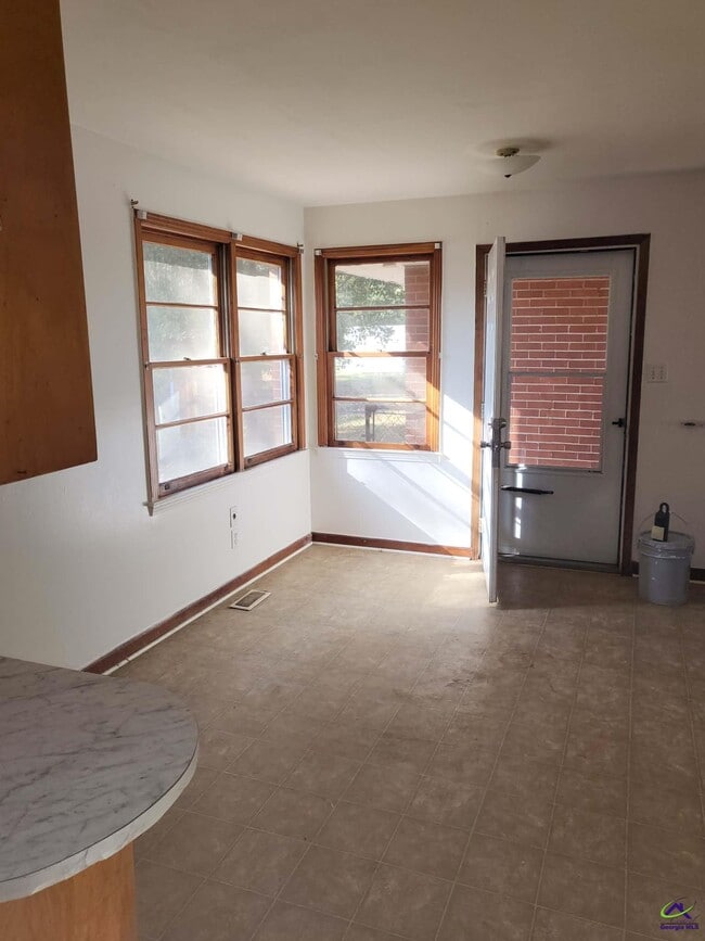 Photo - 303 Sparta St