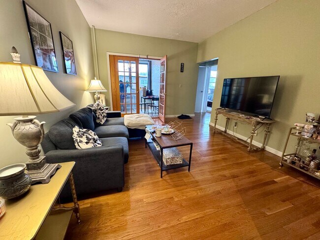Photo - Updated Brighton 2 bedroom with granite co...