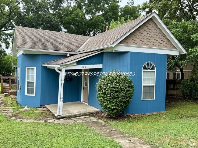 Building Photo - Quaint 2 bedroom 2 bath Near The Square in... Rental