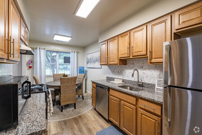 1BR, 1BA - 890SF - Kitchen - Woodbridge Terrace