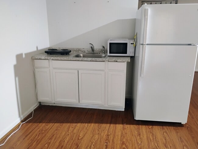 825 Ferndale Ter NE Unidad Basement Studio