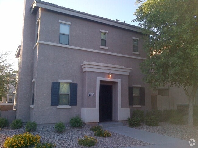 Building Photo - Large 4 bedroom, 2.5 bath in Surprise Rental