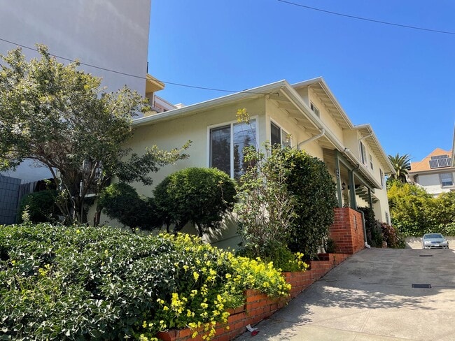 Building Photo - 655 Oakland Ave Unit C