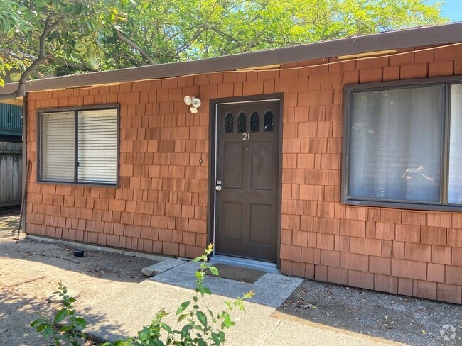 Building Photo - Well maintained 2 bed/1 bath unit in heart... Rental