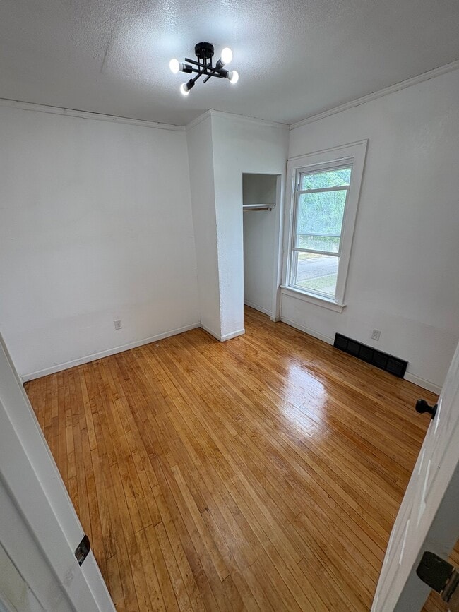 Building Photo - 422 N 29th St
