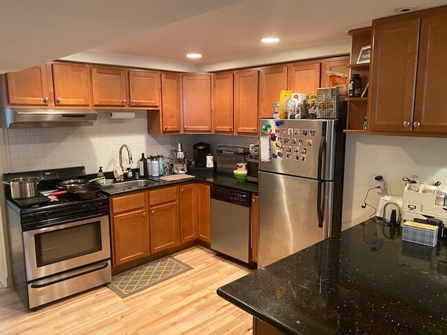 Building Photo - 1032 W Oakdale Ave Unit G