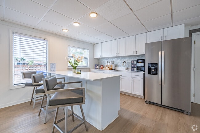 Salón del club - Waterview at Rocky Point Apartments