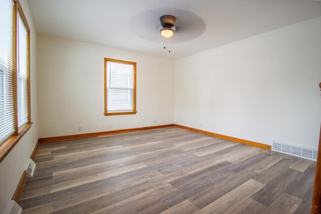 212 E 142nd Pl