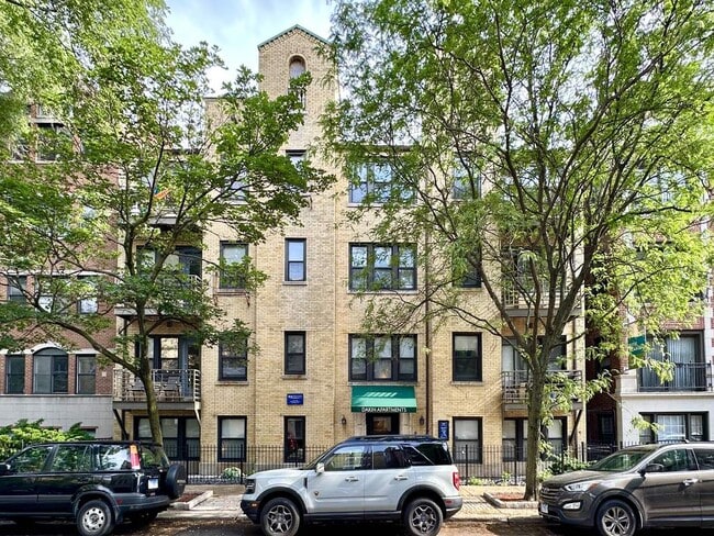 Building Photo - 909 W Dakin St Unit J09W