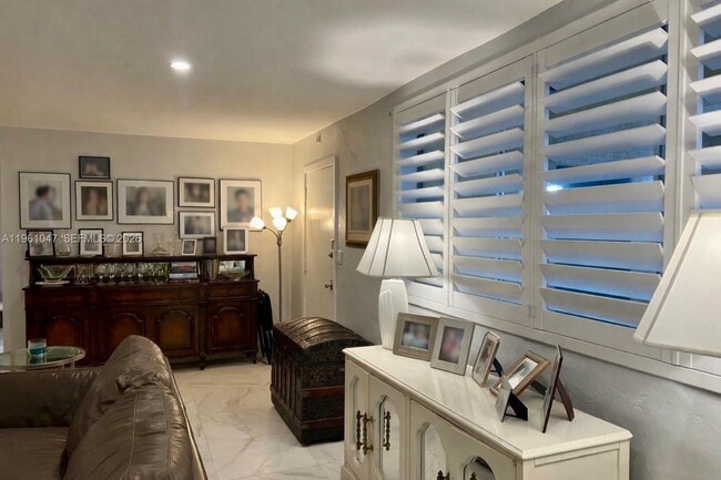 Building Photo - 11960 NE 19th Dr Unit 15