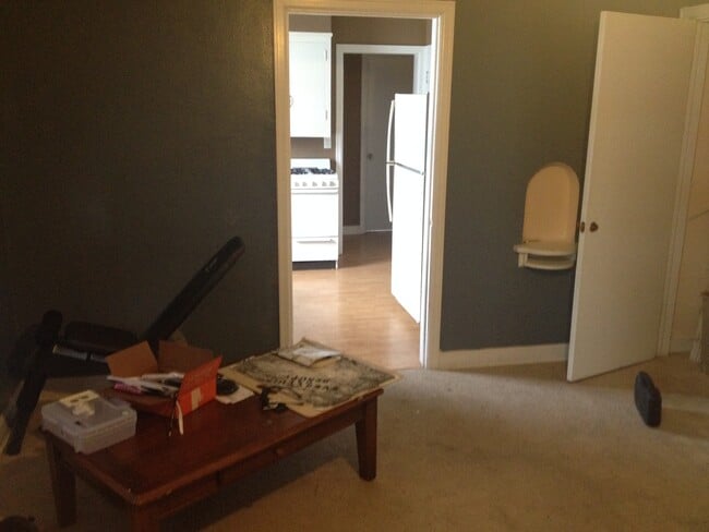 Building Photo - 721 N Perry St Unit Apt 2 Palmer student only
