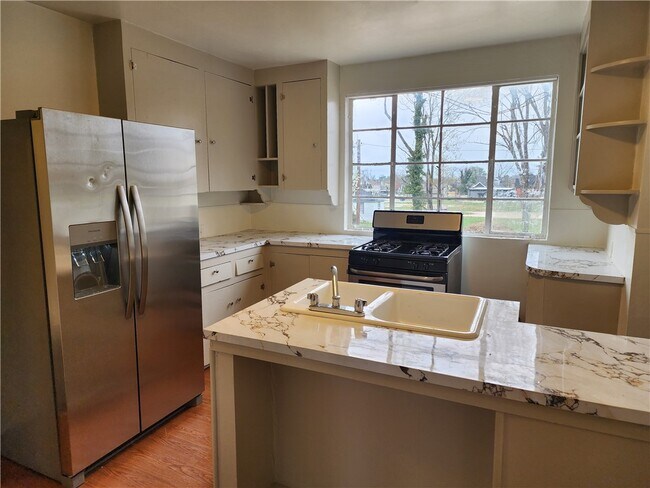 Photo - 415 W Poplar St Unit B