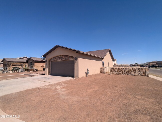 Photo - 1001 Half Moon Pass