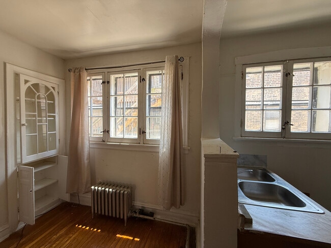 Photo - 7411 N Damen Ave