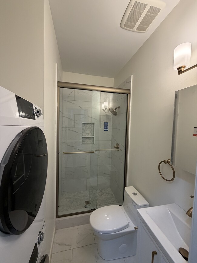 3 S Vine St Unidad Renovated 2BR in the Fan – In-Unit Laundry