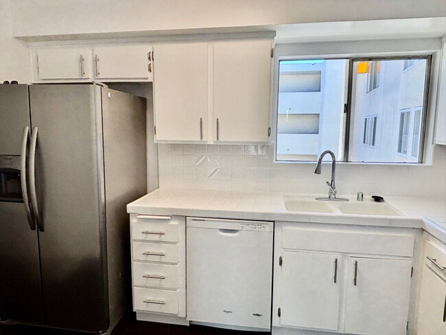 Building Photo - 17440 Burbank Blvd Rental