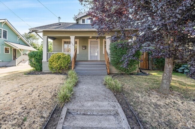 Building Photo - Cute 3-bdrm/2-bath vintage home—Nice fence...