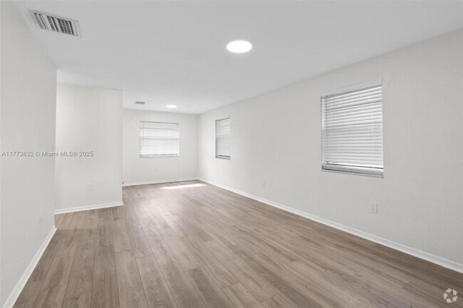 Building Photo - 5637 Taft St Rental