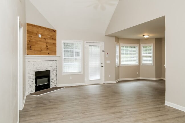 Photo - 305 Talon Dr SE