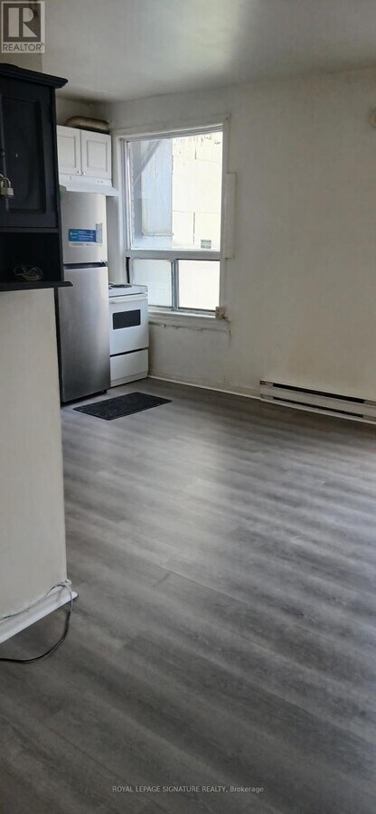 Photo - 954 Danforth Ave