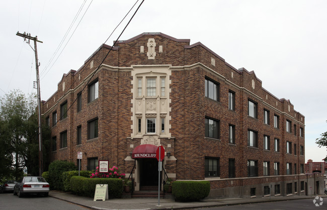 Building Photo - The Roundcliffe Apartments