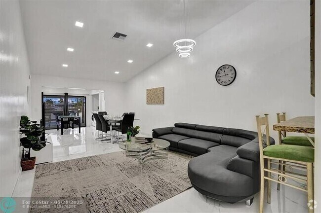 Building Photo - 5434 SW 25th Ave Rental