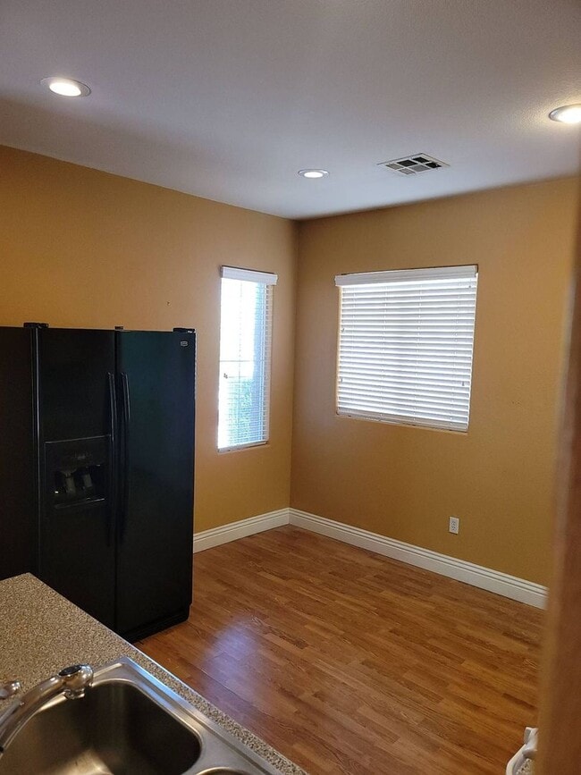 Photo - Amazing Home 3 Bedroom Available!