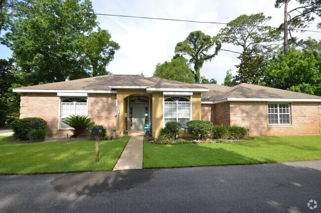 Building Photo - "Spacious 4-Bedroom Gem with 2 Full Baths ... Rental