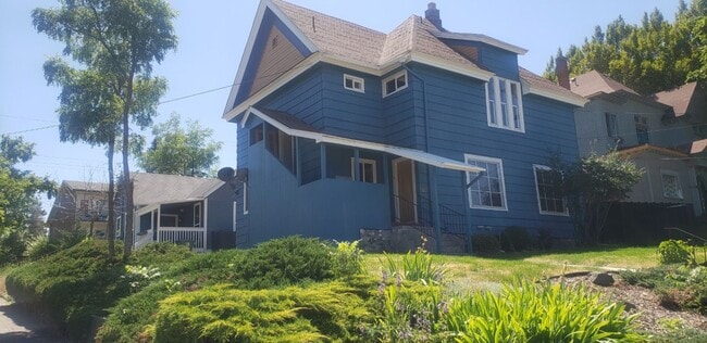 Building Photo - 4-plex One Bedroom Unit D