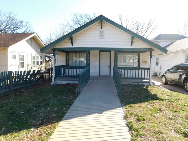 Spacious 3 bedroom/1 bath home in El Dorado! - Spacious 3 bedroom/1 bath home in El Dorado!