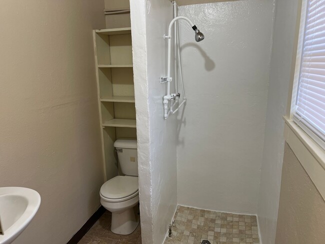 Photo - 232 1/2-230 1/2 Wilson Ave Unidad 230