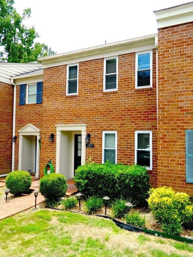 Building Photo - 407 Folkstone Cir