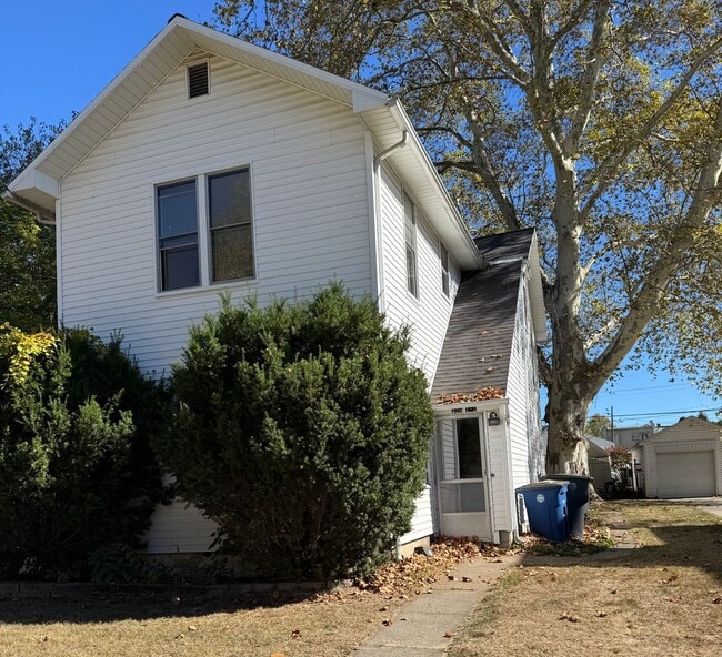 Building Photo - Updated Two Bedroom in Heart of BG