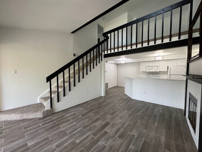Beautifully Remodled 2 Bed 2 Bath Top Floo... - Beautifully Remodled 2 Bed 2 Bath Top Floo... Condo Unit 7031
