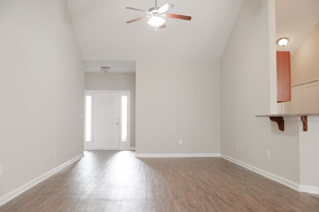 La sala de estar tiene un techo abovedado para una sensación luminosa y abierta. - 1604 Fairforest Court