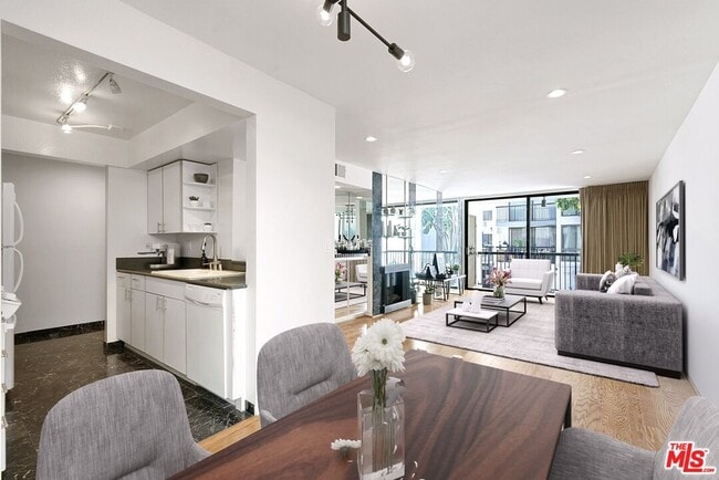 Building Photo - 906 N Doheny Dr Unit 322