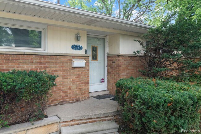 16940 W 13 Mile Rd