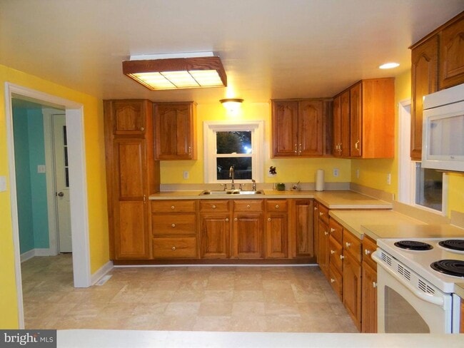 Photo - 668 Broad St