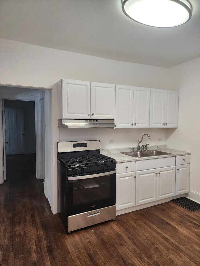 Photo - 2507 W Belle Plaine Ave Apartments Unit 1E