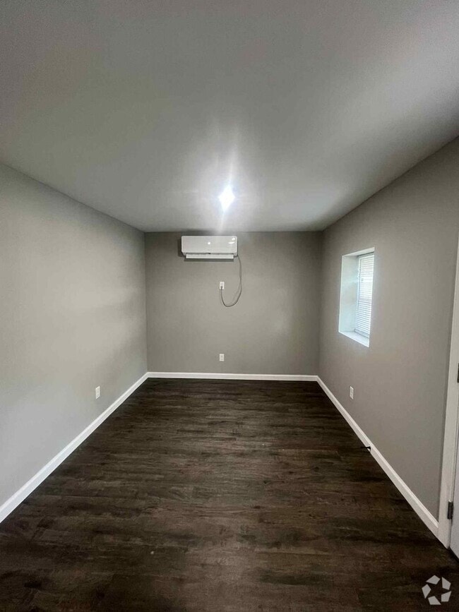 Building Photo - 610 W 9th St Unit 610 W 9th - Apt A