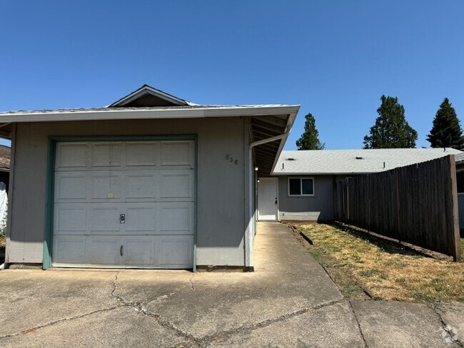 Building Photo - 3 bedroom 1.5 bathroom duplex Rental
