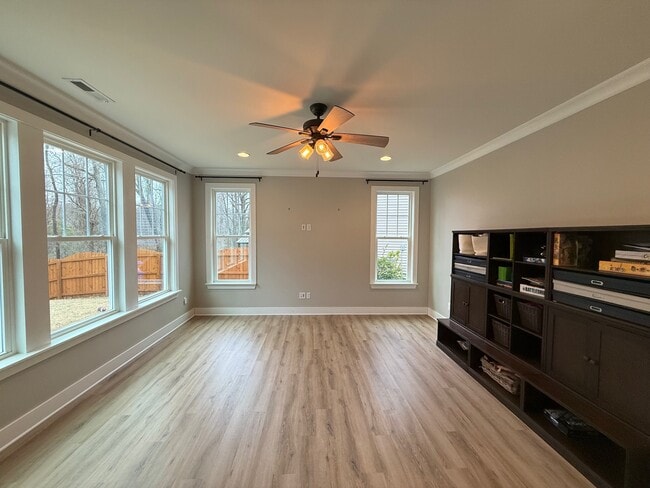 Espacio de sala de estar del primer piso - 340 Avery Glenn Way