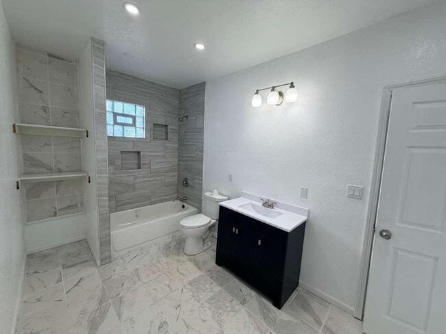 Photo - 651 W Bruce St