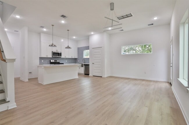 Building Photo - 9341 Lavender St