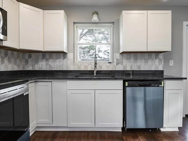586 Pinewood Cir